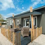 Cozy Beachside Base With Dual Terraces 샬레 *